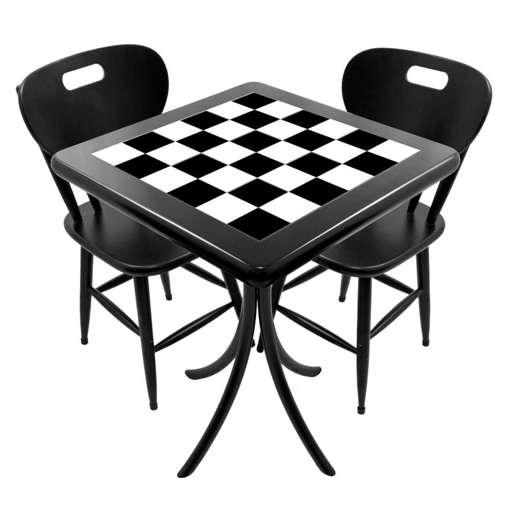 Uma cadeira com padrão xadrez e costas quadradas.